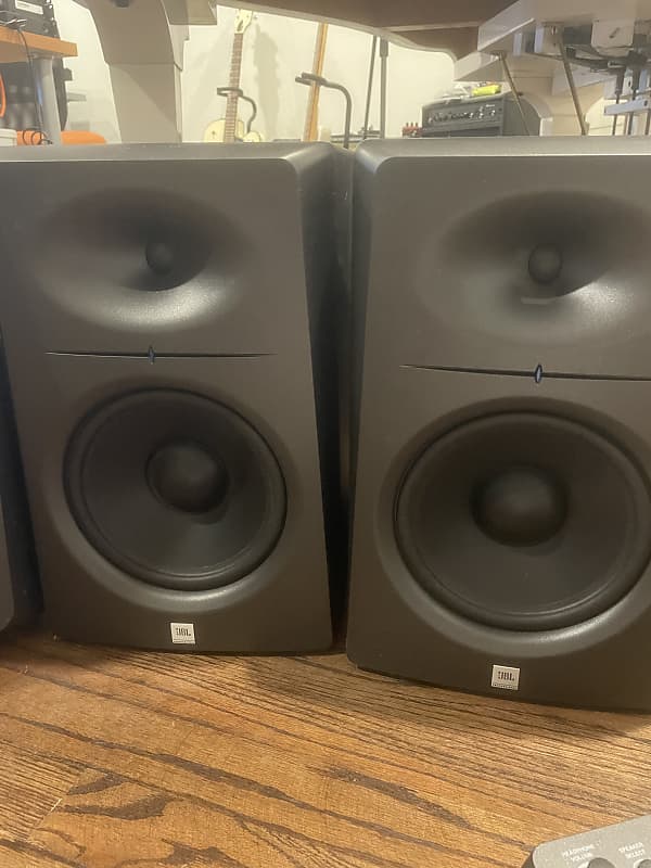 JBL LSR 2300 powered monitors with sub woofer and controller