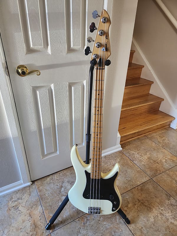 Peavey Patriot bass guitar 1985 White with black pickguard Reverb