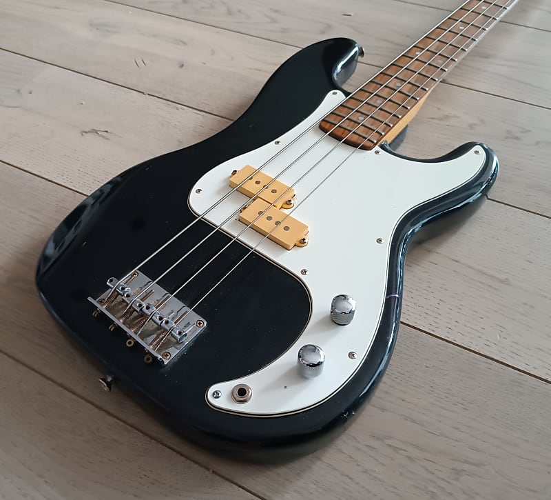 Amazon.com: Fender JMJ Road Worn Mustang Bass, Black, Maple