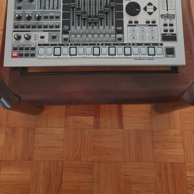 Roland MC-909 Groovebox 2010s - Silver