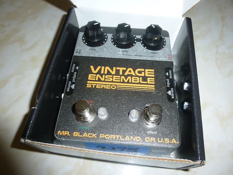 Mr. Black Vintage Ensemble Stereo image 1