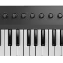 Native Instruments Komplete Kontrol M32 32-Key Compact MIDI Controller