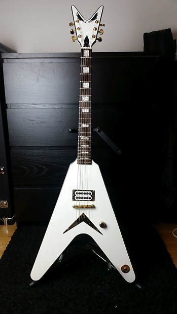 Dean V Custom (2019) - ヴィンテージホワイト Dean Guitars ブースレポート | NAMM 2019 Report | クロサワ楽器