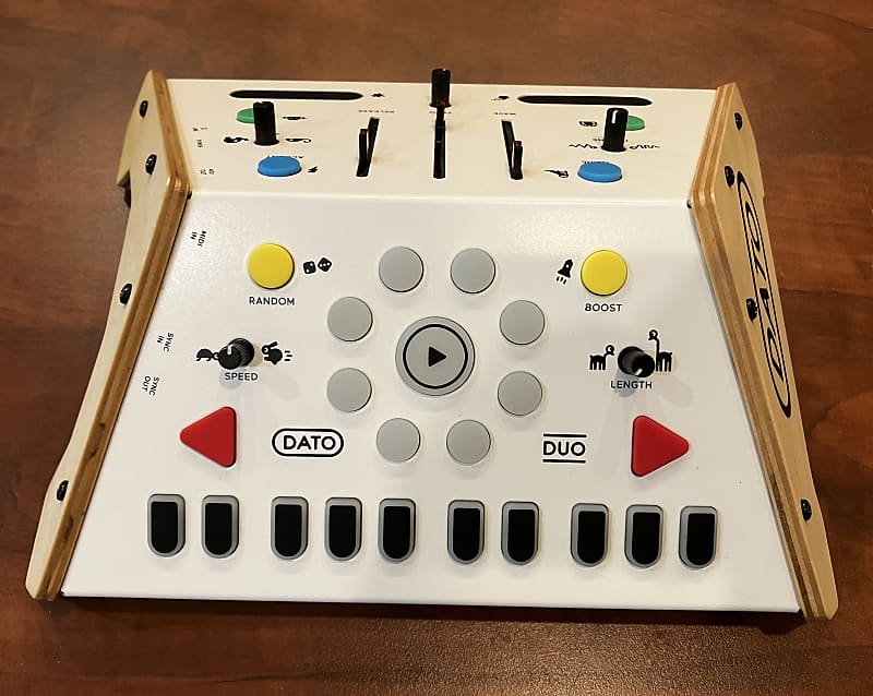 Dato duo deals synthesizer for two