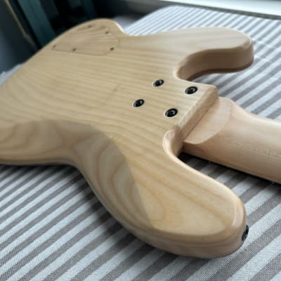 MG Bass MGBASS JB1 SPALTED MAPLE 5-string bass, Made in USA, SPALTED MAPLE top, ASH body, 3-piece MAPLE neck, EBONY fretboard, BARTOLINI pickups and preamp, Italia Leather Straps 4” wide Acorn Amber strap, GATOR hardshell case image 17