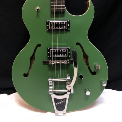 The Loar electric hollwobody guitar - NEW - Thinbody Archtop Green LH-306T Bigsby Tremolo image 6