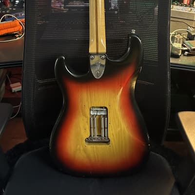 1976 Fender Stratocaster Sunburst image 2