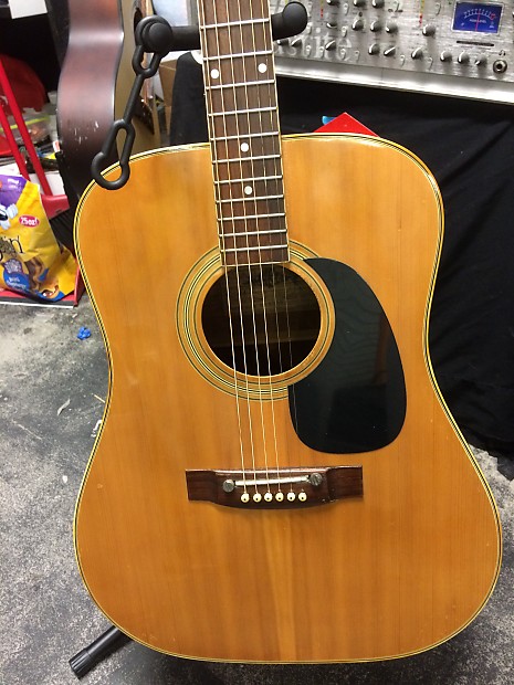 Marlin store acoustic guitar