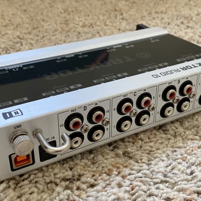 Native Instruments Traktor Audio 10 Pro MK2 DJ Interface and