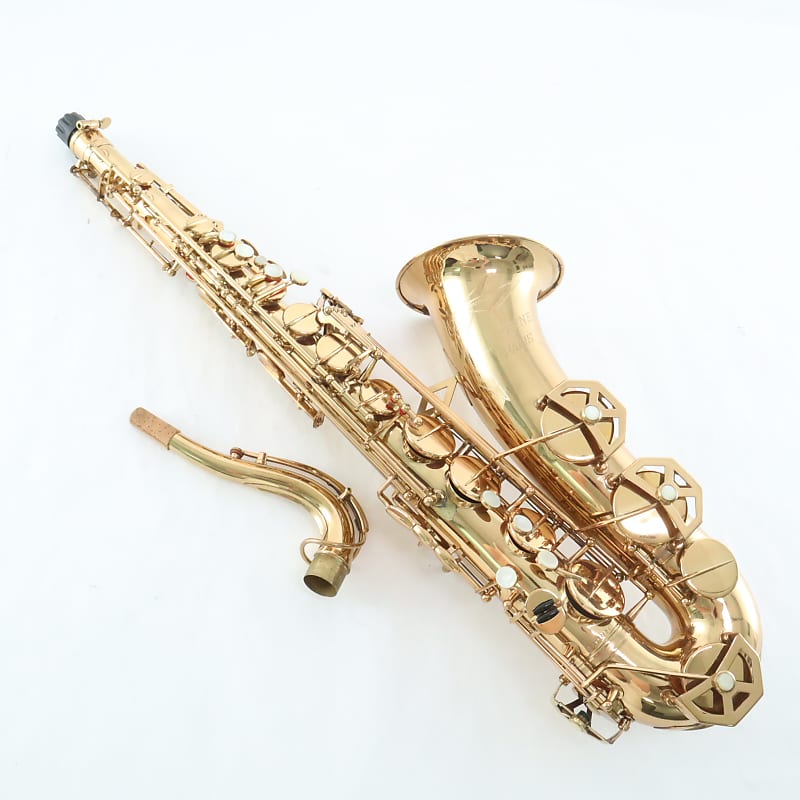 Dolnet deals tenor saxophone