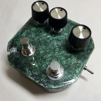 Speebtone DELUXE Bastard Son of Harmonic Jerk-u-Lator Fuzz/Distortion with Voltage Starve, Fat Boost, Feedback/Oscillation, and Momentary On/Off Stutter 2023 - Green Man of the Woods Gloss image 2