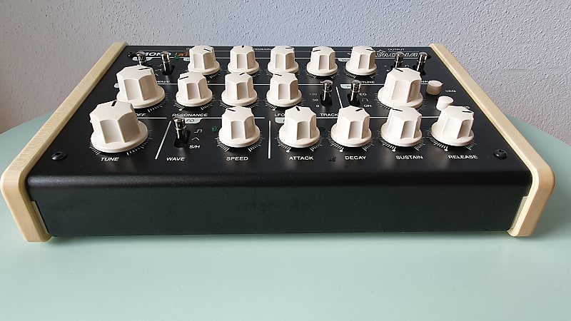 Vermona Mono Lancet - Black with wooden side panels and dust cover image 1