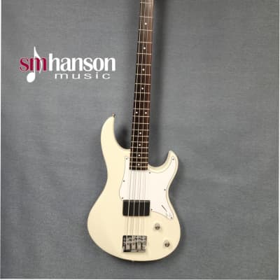 Yamaha Attitude Deluxe bass - White - PreOwned - includes