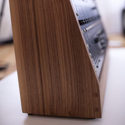 the human comparator TTSH MiniMeanie Arp 2600 with Solid Walnut Lamond Case 2021 Wood image 2