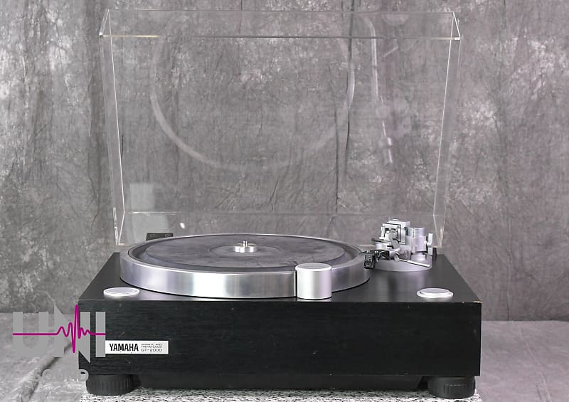 YAMAHA GT-2000 Record Turntable In Very Good Condition  			
