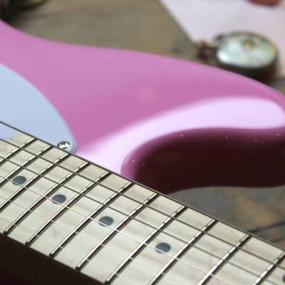 SQUIER "Sonic Mustang HH, Flash Pink , Maple" 2, 9 KG by FENDER image 5