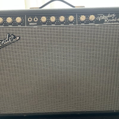 Fender custom vibrolux reverb 40w deals details