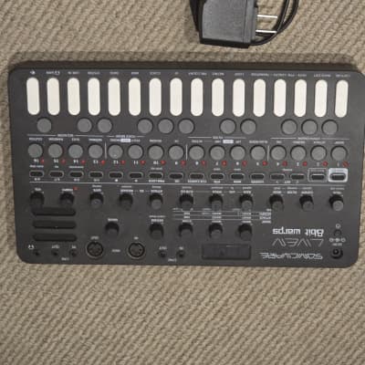 Sonicware Liven 8bit Warps 27-Key Synthesizer Groovebox | Reverb