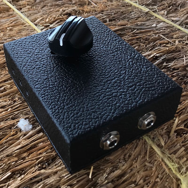 Stami's Customs - Black Bird 16 Ohm 65 Watt Speaker Attenuator for Tube Amp in Black Tolex imagen 1
