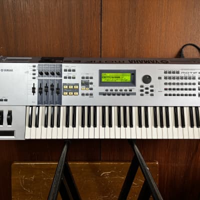 Yamaha MOTIF ES6 Music Production Synthesizer w/ case DIMM