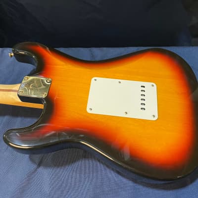 Fender Deluxe Series Stratocaster Guitar MIM 2002 - Sunburst image 15