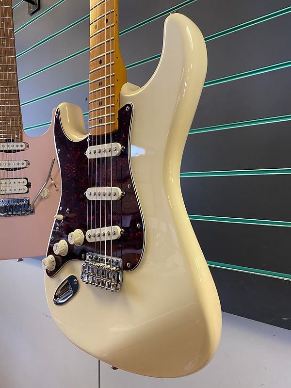 Fender Mexican Standard Stratocaster Arctic White 2012 Left Fender Mexican Standard Stratocaster Arctic White 2012 Left