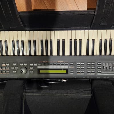 Roland XP-30 61-Key 64-Voice Expandable Synthesizer 1999 - 2004 - Black