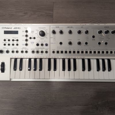 White Roland JD-Xi 37-Key Analog/Digital Crossover Synthesizer