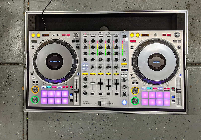 Pioneer DDJ-1000 SRT-W (Limited Edition White) plus an Odyssey flight case