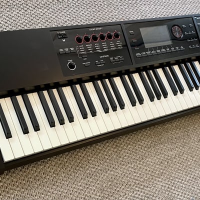 Synthétiseur Roland FA-08 (Synthesizer)
