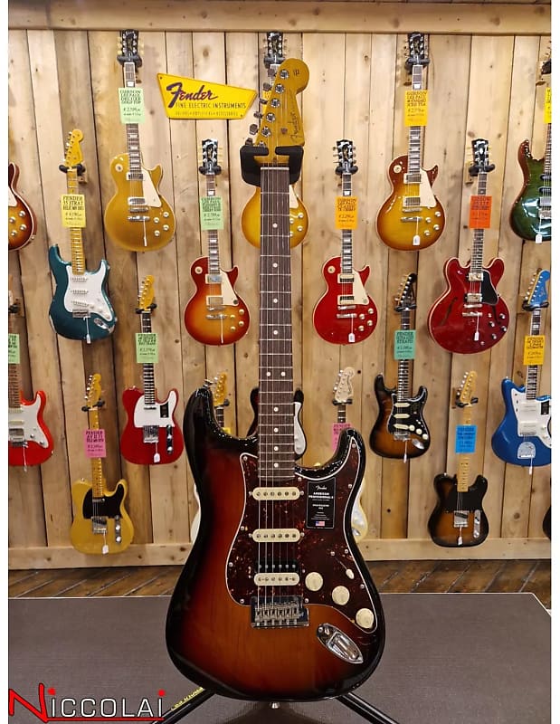 Immagine Fender American Professional II Stratocaster HSS, Rosewood Fingerboard, 3-Color Sunburst - 1