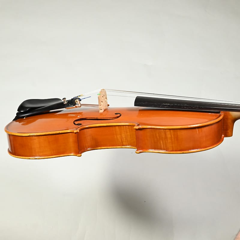 Suzuki Violin No. 330 (Intermediate), 3/4, Nagoya, Japan with Case, Bow, Rest Suzuki Violin No. 330 (Intermediate), 3/4, Nagoya, Japan with Case, Bow, Rest