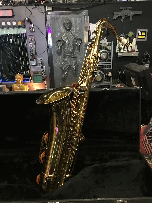 Monique tenor store saxophone