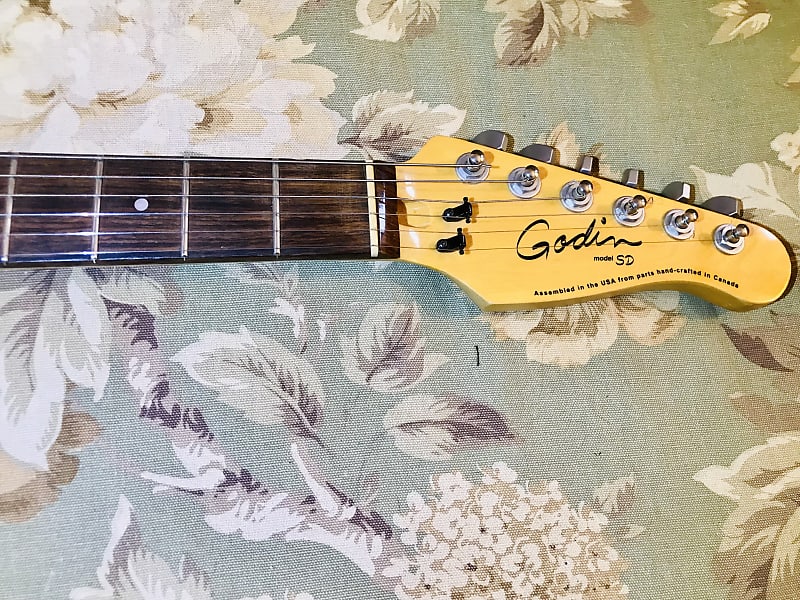 激レア　godin エレキギター　model SD 24 フレット　カナダ製です Godin SD 24 electric guitar in Sunburst plain top, HSS
