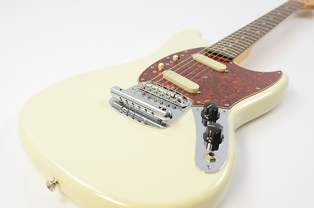 Fender Japan mustang アイボリー 1995 Fender Mustang Electric Guitar - Olympic White w/ Gig