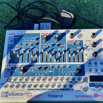 Roland SH-32 Desktop Synthesizer Module 2002 - 2004 - White