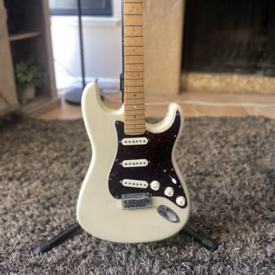 Fender American Deluxe Stratocaster with Maple Fretboard 1999 - 2002 White Blonde for sale