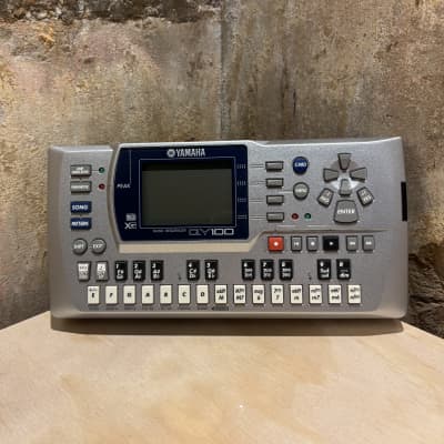 Yamaha QY100 Sequencer 1996 - 2002 - Silver