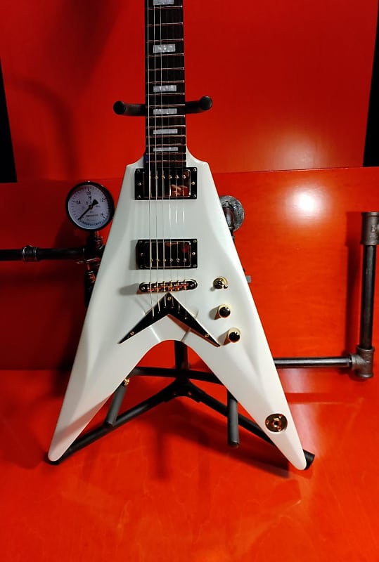 DBZ Cavallo - flying V Pearl white with original hard shell