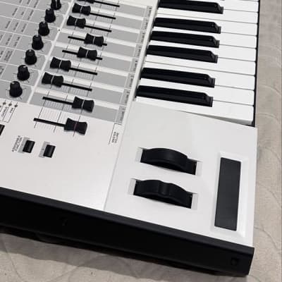 Yamaha Motif XF 6 Production Synthesizer White used in mint condtion