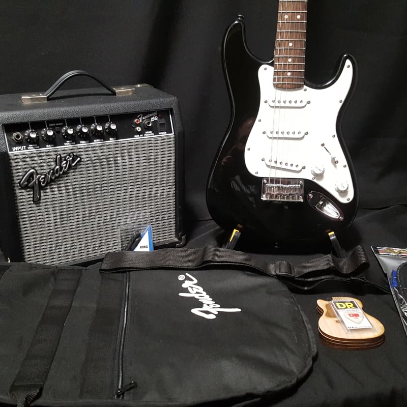 FENDER Squier Bullet Stratocaster LRL Black con Tremolo Chitarra Elettrica