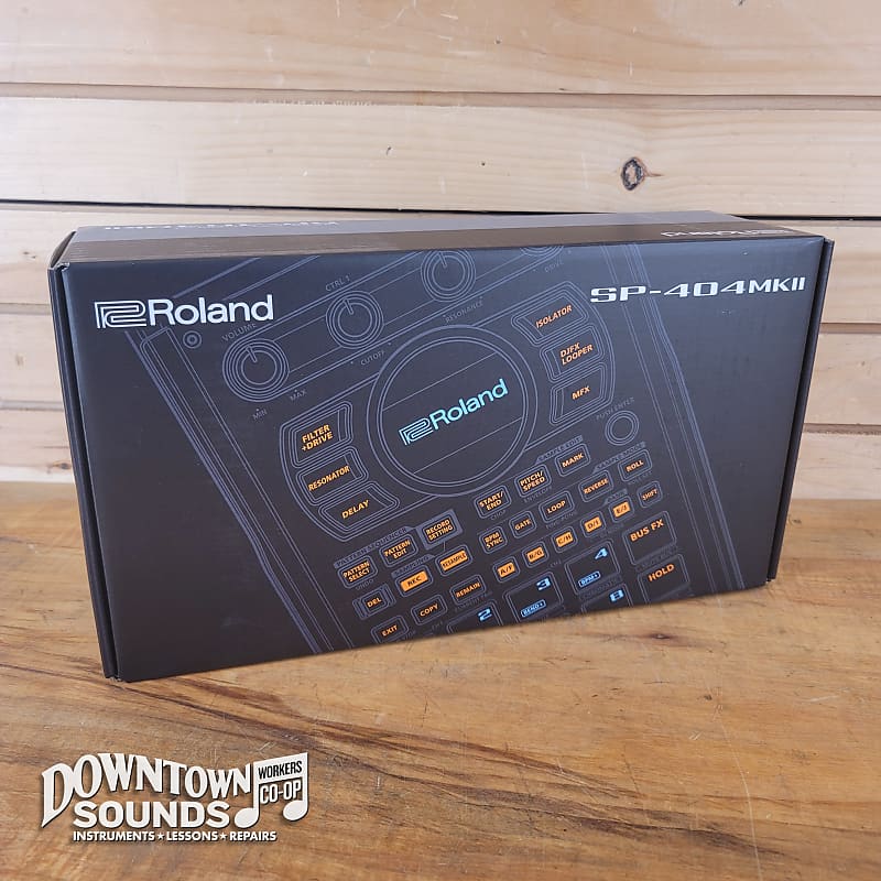 Roland SP-404MKII LINEAR WAVE SAMPLER ビ… Roland SP-404MKII Linear Wave Sampler with Decksaver Cover
