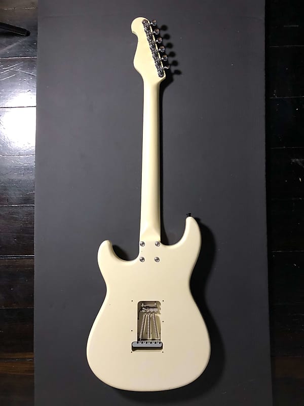 Yamaha Shouter SH-01 strat white with matching headstock