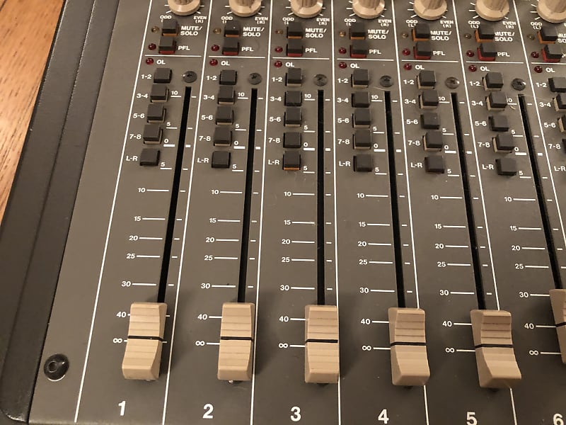 TASCAM M-2516 コンソールミキサー/専用アルミハードケース TASCAM M-2516 コンソールミキサー/専用アルミハードケース