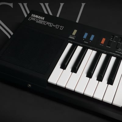 Yamaha PSR-11 Vintage Keyboard Synthesizer
