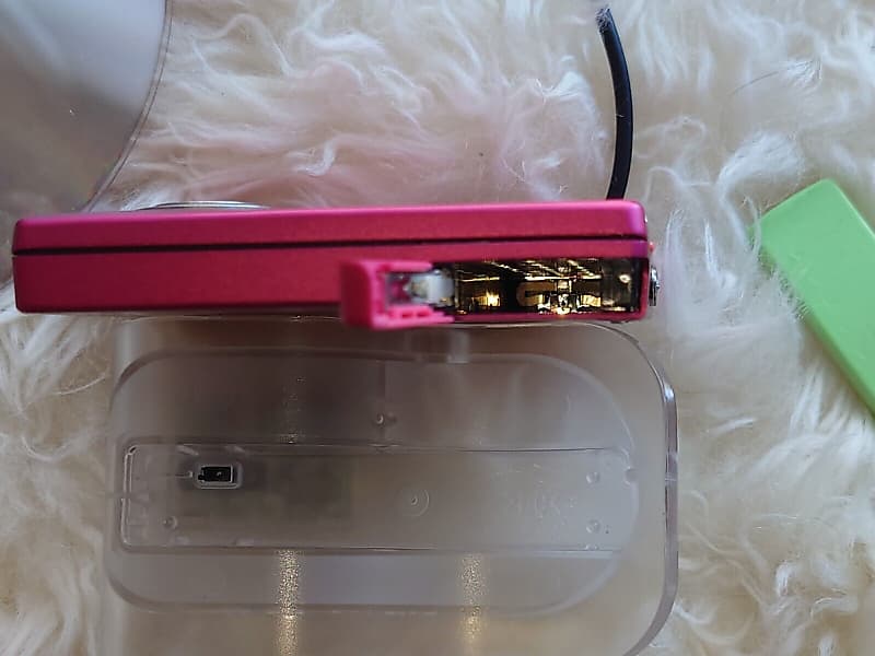 Rare Pink SONY MD Walkman MZ-E710 w dock, battery, remote