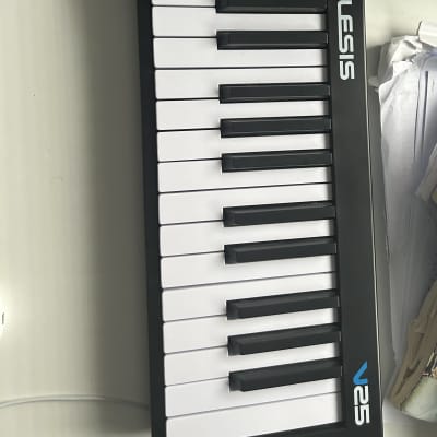 Alesis V25 25-key USB MIDI Controller with Beat Pads 2017 - 2022 - Black