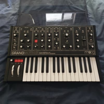 Moog Grandmother Dark 32 analog Synthesizer