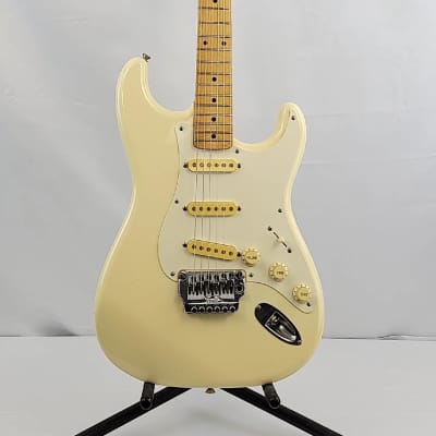 SQUIER STANDARD STRATOCASTER Electric Guitars for sale in Canada