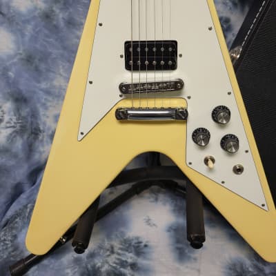 Video Demo 2008 Gibson Flying V Factor X Alpine White MINT Pro Setup Gibson Branded Strap and Hard Shell Case image 3